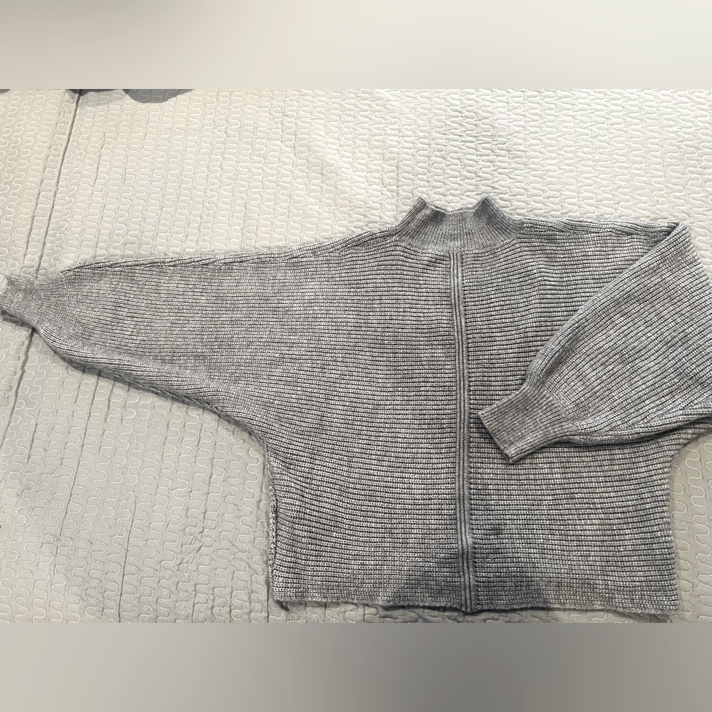 🛍️🛍️BUNDLE 3 for $20 🛍️🛍️ Gray, Large sweater
